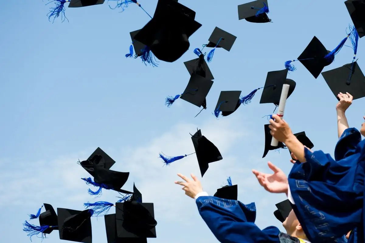 عبارات تهنئة بالتخرج بالانجليزي 2025 مع الترجمة